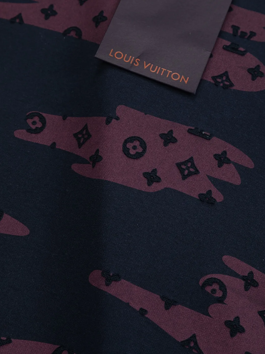 🅿️210 Louis Vuitton 1V LV micro-wide version S-XL LV 26ss new product counters are on the shelves at the same time. Multiple craftsmanship, composite fabrics, all-over cutting🔥Fire flower clouds☁️letter logo🪡 embroidery, round neck short-sleeved T-shirt, same style for men and women! Consigned to one-to-one creation. Synchronized with the official website, pure cotton fabrics at the counter! It is close to the skin and comfortable, durable and easy to wear. It has a classic and simple logo design and meticulous original craftsmanship. Short-sleeves, a must-have item for men, do not appear to be the same for the general public, but must be unique and eye-catching. This LV short-sleeve is all about quality, comfort, the same shape and fashion as always, including fabrics and cutting techniques. All of them have been made with great effort! 320 grams of washed pure cotton fabric, pure cotton is breathable, very refreshing and comfortable for daily wear. The rib knitting on the neckline is smooth and tight, and the neckline will not be skewed if you toss it at will. The loose version, you will find that it looks really good on the upper body. The overall is minimalist and neat, super versatile for daily use! Pair it casually with a pair of pants for a youthful look. A T-shirt will make your outfit crazy. It is a fashionable item that can never go wrong! Color: Black White Gray Purple Size: S-XL Size chart: S: Shoulder width 50-Bust 56-Length 70 M: Shoulder width 52-Bust 57-Length 72 L: Shoulder width 54-Bust 59-Length 74 XL: Shoulder width 56-Bust 62-Length 76